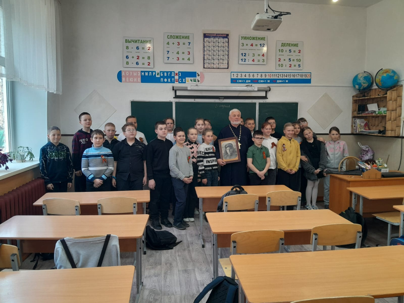 Настоятель храма Покрова Пресвятой Богородицы села Алтайское провел встречу с учениками школы, посвященную 80-летию Великой Победы  